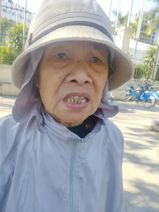 Ảnh tìm kiếm: Tìm người nhà ở Hà Nội: Em thấy bà này đi lạc ở Láng Hạ Hà Nội, bà bảo nhà bà ở Văn Cao…